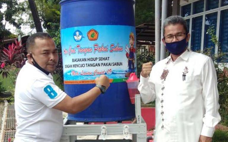 Pembina Sispala Reborn SMA 2 Padang Adrian Toaik serahkan bantuan wastafel dari Politeknik Negeri Padang kepada Kepala SMA 2 Padang Syamsul Bahri, Rabu (24/6). (Dok : Istimewa)