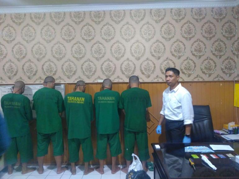 Lima kawanan pembobol mesin ATM saat ini ditahan di Polresta Padang, Minggu (21/6). (Dok : Istimewa)
