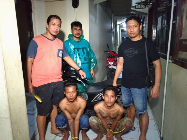 Dua pelaku Curanmor terduduk pasrah setelah ditangkap Tim Opsnal Satreskrim Polresta Padang, Selasa malam (16/6). (Dok : Istimewa)