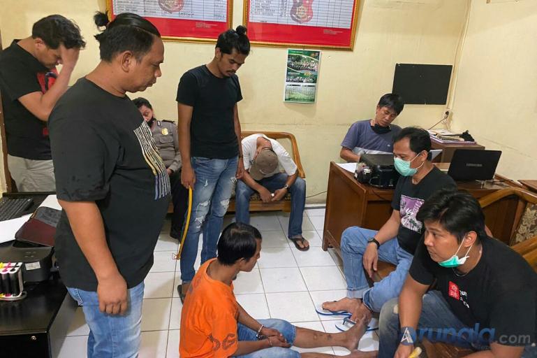 Riki Surya, pelaku Curat saat diperiksa anggota OpsnalSatreskrim Polresta Padang, setelah diri ditangkap,Senin malam (15/6). (Foto : Can)