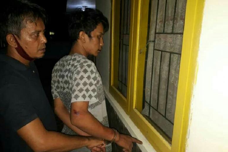 Pelaku pencurian Riko Papilaya menunjukan TKP dari aksi kejahatan yang dilakukannya kepada Polisi seusai di tangkap, Rabu (16/6). (Dok : Istimewa?