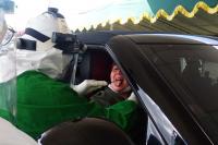 Petugas Rumah Sakit Semen Padang, saat layani pemeriksaan swab mandiri dengan sistem drive thru kepada masyarakat, Rabu (3/6). (Foto : Dyz)