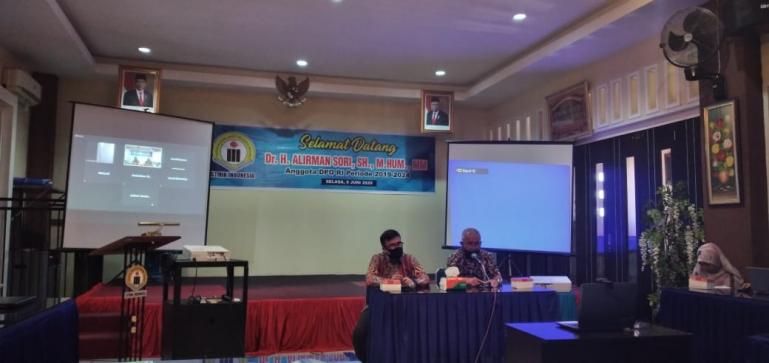 Anggota DPD RI Alirman Sori saat dialog dengan pihak KampusSTMIK Indonesia Padang, Selasa (9/6). (Dok : Istimewa)