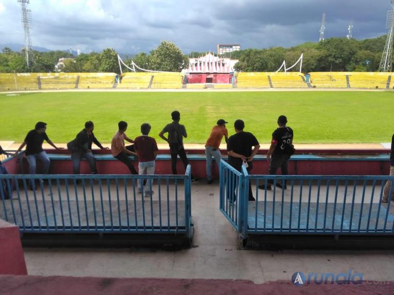 Pengelola Stadion GHAS Renol Fadhli dan Sales Consultant Area Sumbar PT Jotun Indonesia, Ozzie Rahmawan saat melihat kondisi GHAS, Sabtu (20/6). (Foto : Can)