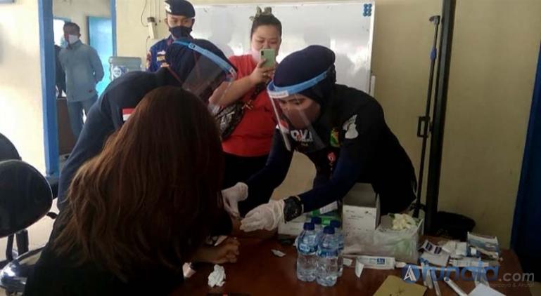 Dokkes Polda Sumbar mengambil sampel DNA dari keluarga pemancing yang hilang pasca-karamnya kapal pemancing itu, Rabu (24/6). (Foto : Dyz)