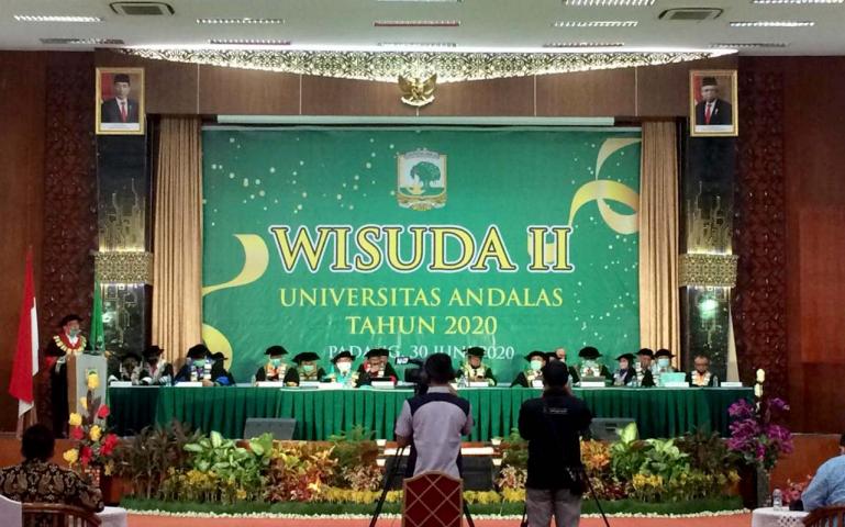 Rektor Unand Yuliandri beserta Senat dan Dekan Fakultas saat prosesi Wisuda Daring 2020 di Convention Hall, Unand, Selasa (30/6). (Dok : Istimewa)