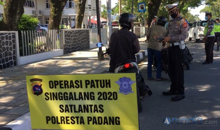 Anggota Lantas dari Polres Kota Padang saat gelar razia Patuh Singgalang 2020 di Jalan Ir Juanda Padang, Selasa (28/7). (Foto : Can)