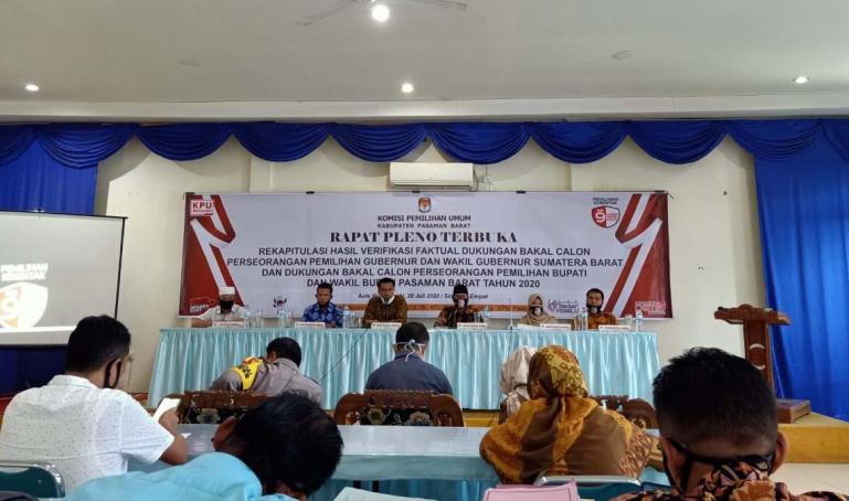 Suasana rapat pleno rekapitulasi hasil verfak berkas dukungan bapaslon perseorangan yang diadakan KPU Pasbar, Senin malam (21/7). (Dok : Istimewa)
