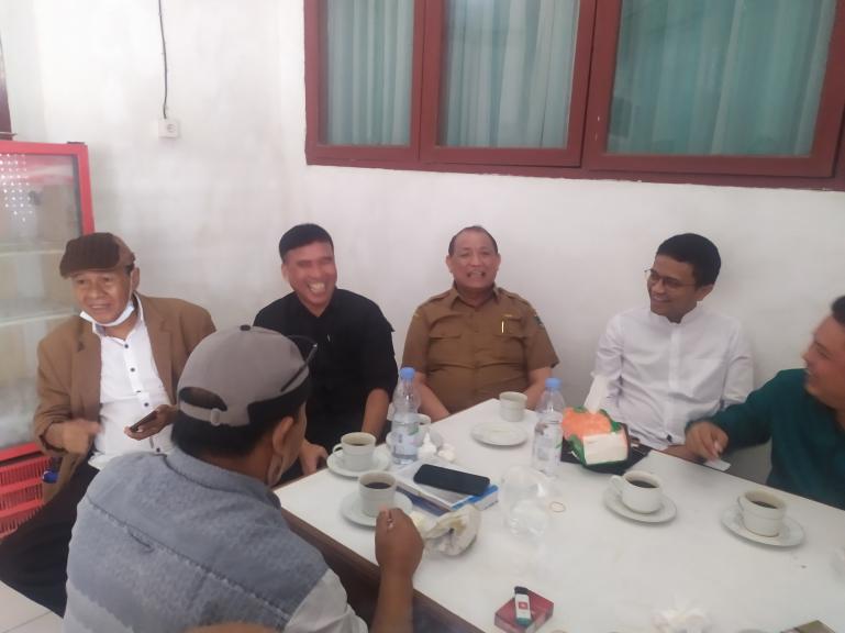 Anggota DPD RI Alirman Sori bersama Kepala DPMD) Sumbar Syafrizal Ucok jelang sosialisasi Empat Pilar MPR RI dilaksanakan di aula kantor DPMD Sumbar, Senin (13/7). (Foto : Amz)