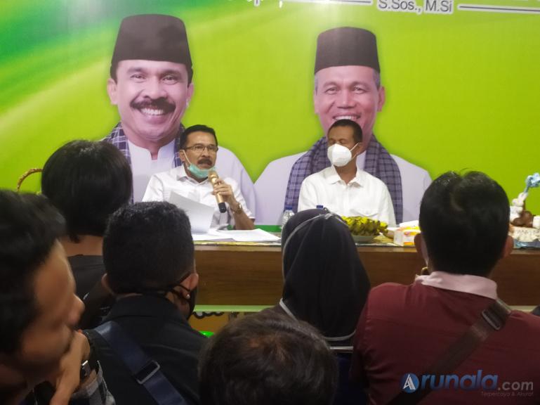 Bapaslon perseorangan Fakhrizal-Genius Umar saat jumpa pers di posko pemenangannya. Bapaslon ini bakal mengugat KPU Sumbar, Senin (26/7). (Foto : Amz)