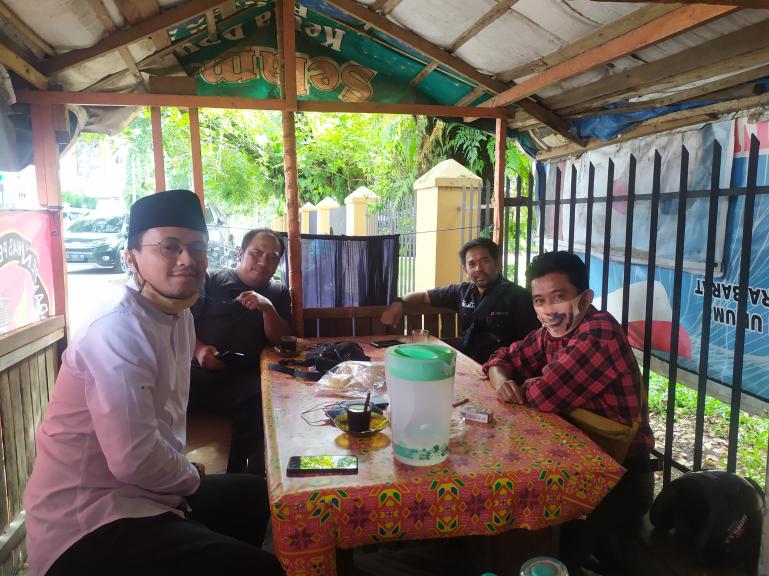 Faldo Maldini saat diskusi bersama teman-teman media ketika mengunjungi 'posko' wartawan di depan Kantor KPU dan Bawaslu Sumbar, Kamis sore (9/7). (Dok : Istimewa)