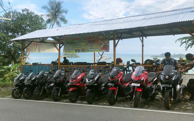 Para biker dari komunitas motor Honda ADV150 atau PCX150 rehat sejenak di kawasan Gunung Padang, Jumat sore (10/7). (Dok : Istimewa)