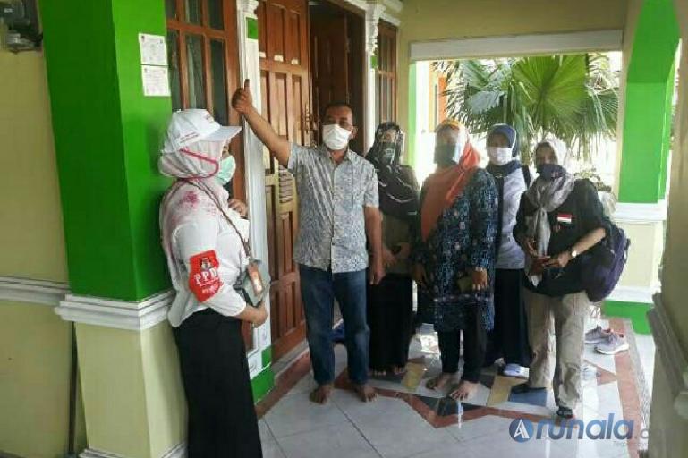 Pensiunan Polri, Jufnedi merasa bahagia saat dikunjungi PPDP Kota Padang untuk pendataan pemilih Pilkada 2020, Sabtu (18/7). (Dok : Istimewa)