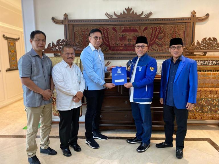 Ketua Umum DPP PAN Zulkifli Hasan serahkan SK Calon Gubernur Sumbar, kepada Mulyadi disaksikan Calon Wakil Gubernur Ali Muhkni, di Jakarta, Minggu (26/7). (Dok : Istimewa)