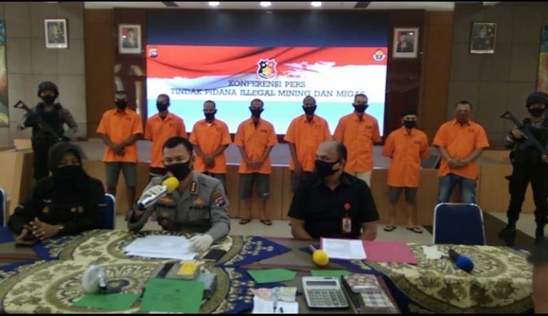 Polda Sumbar saat lakukan ekspose pelaku penambangan liar yang ditangkap jajaran Unit IV Tipidter Ditkrimsus Polda Sumbar, di Mapolda Kamis (16/7). (Dok : Istimewa)