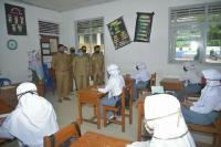 Wako Sawahlunto Deri Asta saat meninjau pelaksanaan awal PBM di salah satu sekolah di kota itu, Senin (13/7) lalu. (Dok : Istimewa)