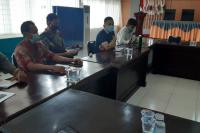 Tim IT Bapaslon Fakhrizal - Genius Umar, Haris bersama yang lain mempertanyakan proses Verfak berkas dukung kepada KPU Sumbar, Selasa (7/7). (Dok : Istimewa)