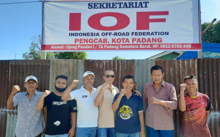 Ketua dan pengurus Pengcab IOF Padang yang baru terbentuk, Selasa (1/7). (Dok : Istimewa)