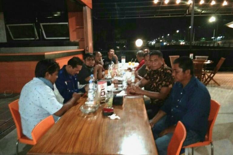 Silaturahmi ketua DPRD Kota Padang Syarial Kani dan Anggota DPRD kota Dapil Pauh Kuranji, Dasman bersama Ketua KAN Pauh V M Nazif didampingKetua Umum Bamus Pauh V, Yusrizal di sebuah kafe di kawasan Kuranji, Senin (13/7) malam. (Dok : Istimewa)