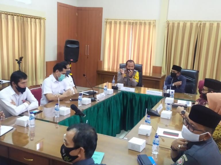 Kapolda Sumbar Irjen Pol Toni Harmanto bersama jajaran Bawaslu Sumbar saat rapat koordinasi soal pengawasan Pilkada serentak 2020 di Sumbar, Senin (20/7). (Foto :Amz)