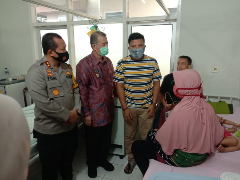 Wakil Gubernur Nasrul Abit bersama Kapolda Irjen Pol Toni Harmanto saat meninjau pasien bibir sumbing di Rumkit Polda Sumbar, Selasa (28/7). (Dok : Istimewa)
