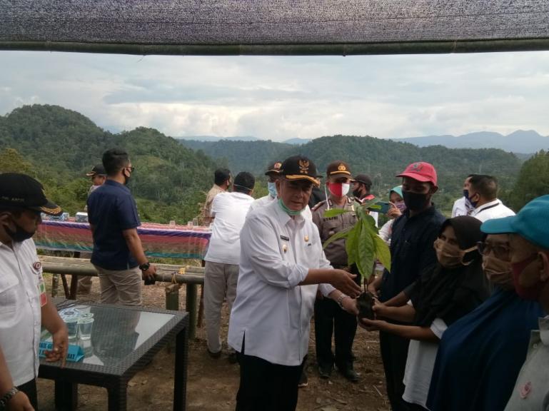 Wagub Nasrul Abit saat serahkan bantuan bibit buah kepada masyarakat Nagari Pagadih, Rabu (29/7). (Dok : Istimewa)