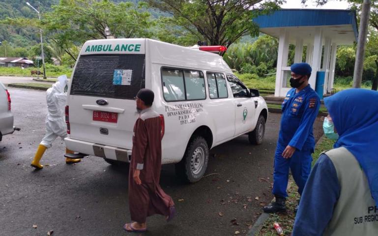Saat petugas dari Satgas Covid Matra Laut Sumbar membawa satu calon penumpang KMP Ambu-Ambu ke tempat Karantina, karena diketahui reaktif hasil rapid testnya, Kamis pagi (9/7). (Dok : Istimewa)