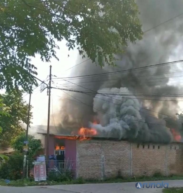 Api sedang membakar rumah warga yang beralamat di Kelurahan Dadok, Tunggul Hitam, Kecamatan Koto Tangah, Rabu (15/7). (Dok : Istimewa)