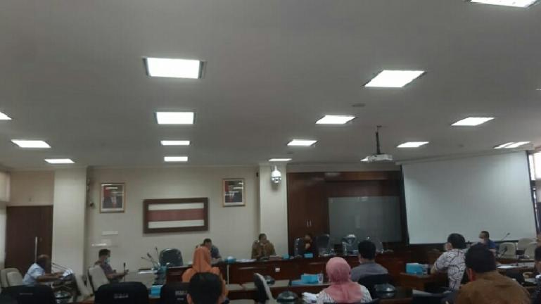 Anggota Komisi III DPRD Sumbar gelar rapat bersama stakeholder terkait yang membahas tudingan Sumbar menerima 'uang senang' dari PLTA Koto Padang, di Gedung DPRD Sumbar, Kamis siang (30/7). (Dok : Istimewa)