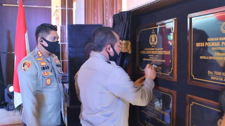 Kapolda Sumbar Irjen Pol Toni Harmanto saat tanda tangani prasasti selesainya pembangunan dan renovasi Mako Polres Bukittinggi, Rabu (22/7). (Dok : Istimewa)
