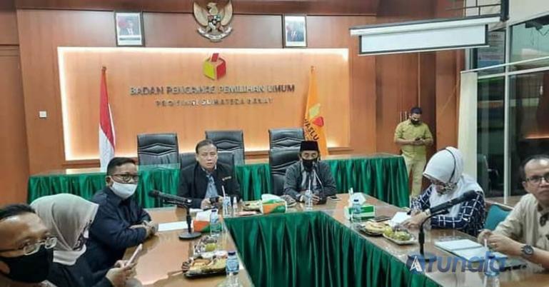 Ketua Bawaslu RI, Abhan saat beri arahan kepada Anggota Bawaslu Sumbar dan jajarannya soal pelaksanaan pengawasan Pilkada di masa Pandemi Covid-19, di Kantor Bawaslu Sumbar, Jumat malam (24/7). (Foto : Dyz)