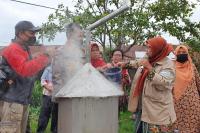 Kabaharkam Polri Latih Warga Buat Pupuk Organik