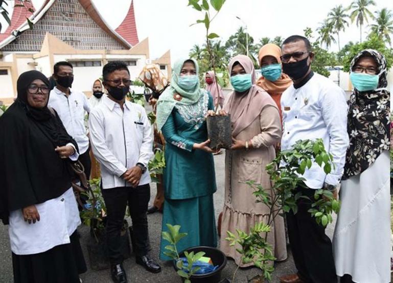 Ketua TP PKK Kota Pariaman, Ny Lucyanel Genius Umar serahkan bantuan bantuan tanaman buah dan bibit sayuran, kepada delapan KWT Kota Pariaman, Rabu (5/8). (Dok : Istimewa)