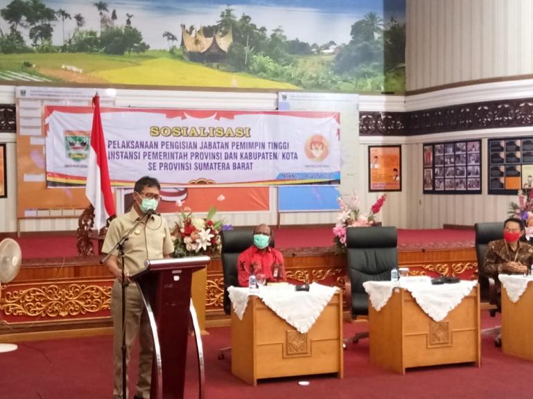 Gubernur Irwan Prayitno saat beri sambutan Dalam Sosialisasi Pelaksanaan Pengisian Jabatan Pemimpin Tinggi Instansi Pemprov Sumbar di Aula Kantor Gubernur, Senin (10/8). (Dok : Istimewa)
