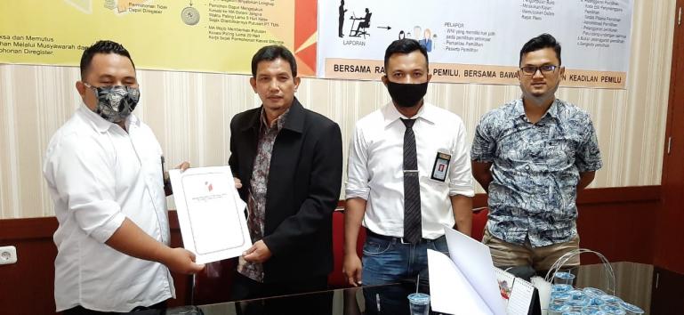 Kuasa hukum Bapaslon perseorangan FAGE, Virza Benzani saat terima bukti telah diregistrasi nya pemohonan sengketa pemilihan dari pihak Bawaslu Sumbar, Rabu (5/8). (Dok : Istimewa)