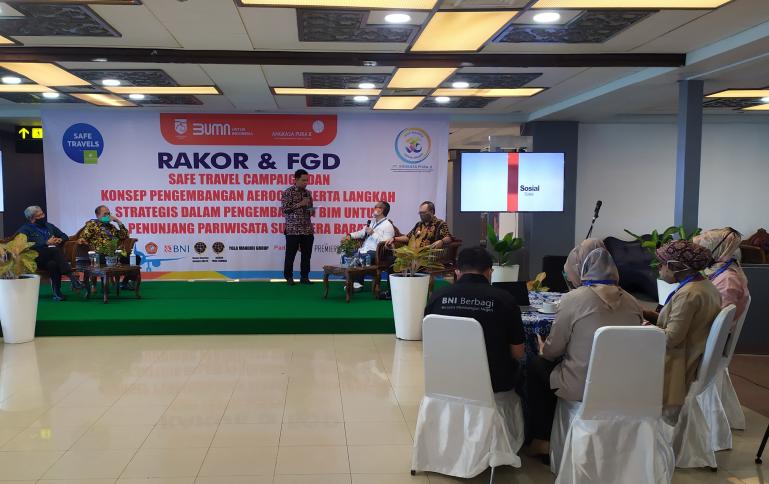 EGM AP II BIM Yos Suwagiono (baju putih) saat paparkan konsep Aerocity bagi BIM dalam FGD yang dilaksanakan di BIM, Jumat (7/8) lalu. (Foto : Amz)