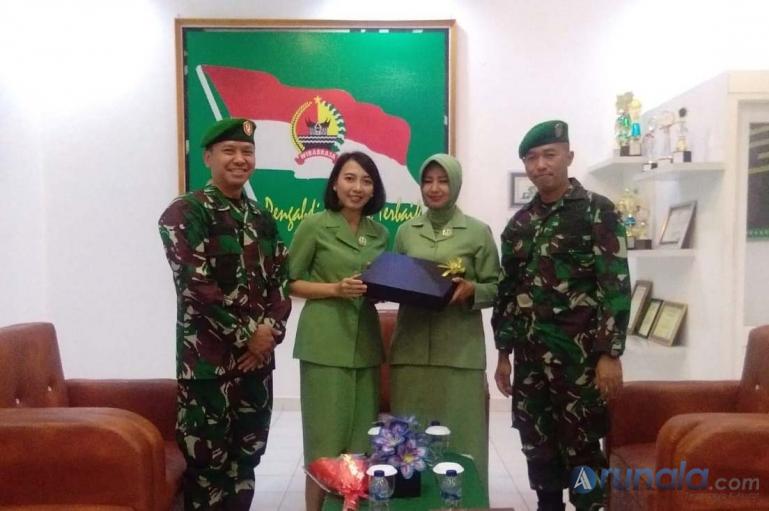 Letkol Kav Edwin Dwiguspana dan istri bersama Letkol Inf Gamma Arthadila Sakti dan istri saat pisah sambut jabatan Dandim 0311/Pessel, Kamis (6/8). (Foto : Rio)
