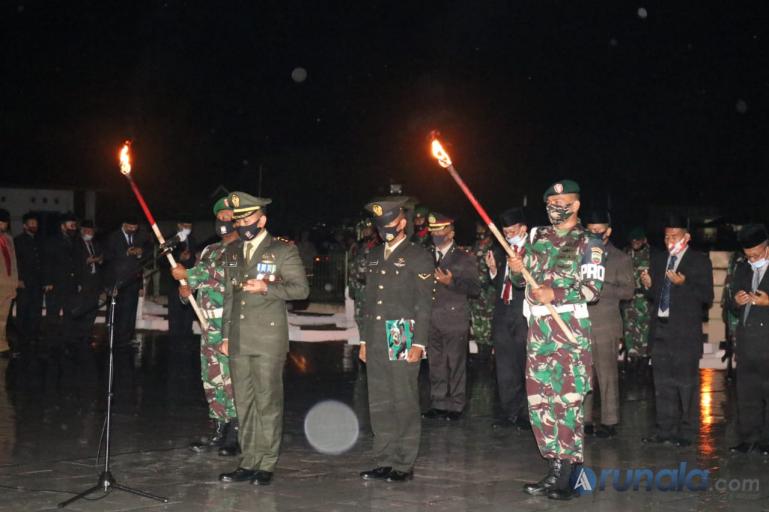 Dandim 0311/Pesse Letkol Inf Gamma Arthadilla Sakti saat pimpin upacara renungan suci di TMP Sago, Painan, Minggu malam (16/8). (Foto : Snm)