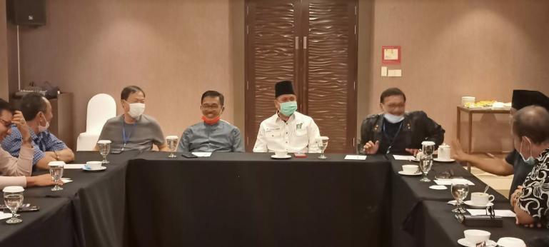 Suasana rapat bersama empat partai di Sumbar dalam menghadapi Pilgub Sumbar 2020, di Hotel Mercure Padang, Sabtu malam (1/8). (Dok : Istimewa)