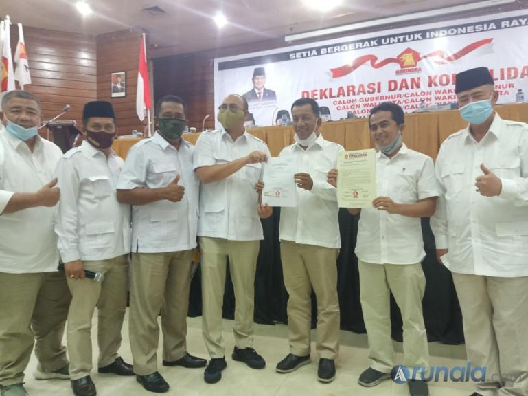 Pasangan Rusma Yul Anwar dan Rudi Hariyansyah saat menerima rekomendasi DPP melalui DPW Gerindra Sumbar Andre Rosiade di Bukittinggi, Sabtu (29/8). (Foto : Rio)