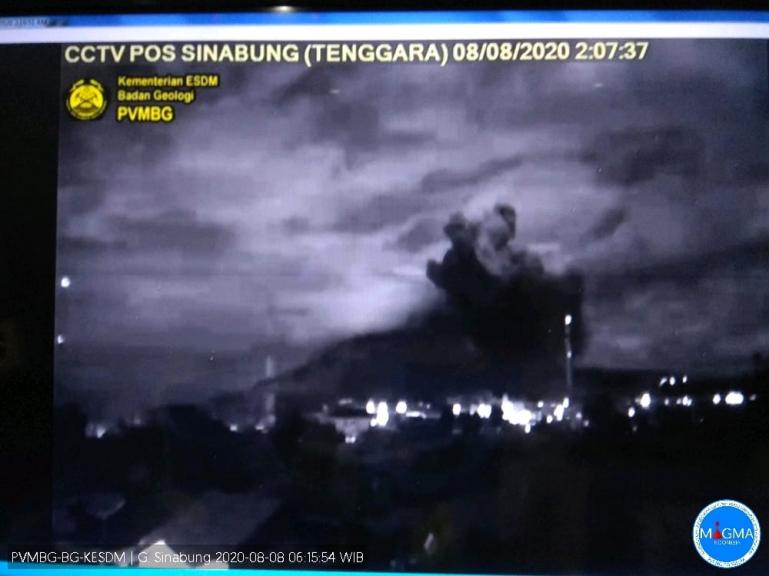 Gambaran Gunung Sinabung saat terjadi erupsi, Sabtu dini hari (8/8). 9Dok : Istimewa)