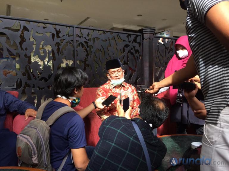 Bupati Solok Gusmal beri keterangan pada wartawan usai mendaftar jadi Balon Gubernur di Sekretariat bersama Koalisi Poros Baru, Kamis (6/8). (Foto : Amz)