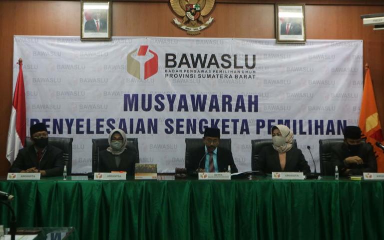 Musyawarah terbuka pemohon dan termohon dengan agenda penyampaian hasil kesimpulan masing-masing pihak di Bawaslu Sumbar, Rabu malam (12/8).(Dok : IStimewa)