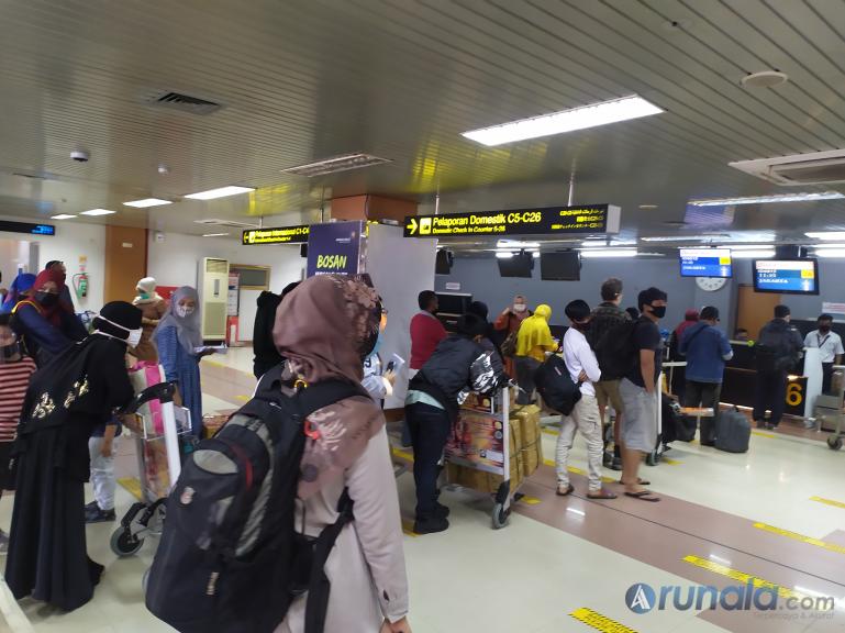 Suasana penumpang yang akan berangkat dari BIM menuju kota lain di luar Sumbar, Jumat (7/8). (Foto : Amz)