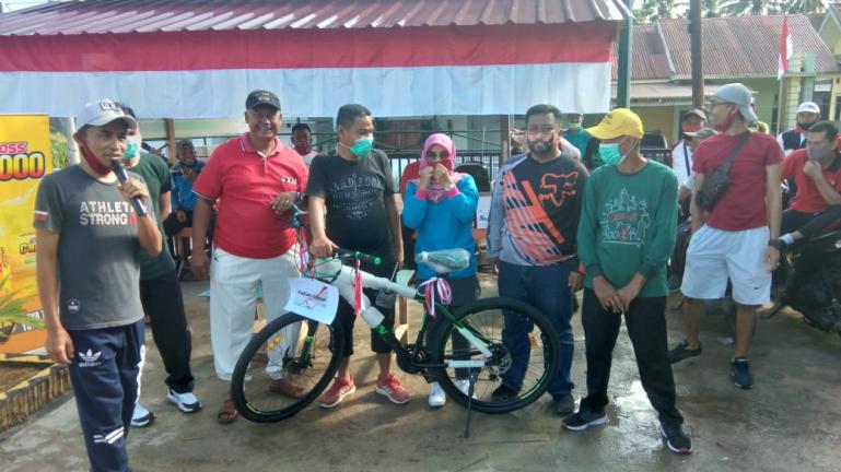 Penyerahan hadiah kepada pemenang perlombaan HUT RI yang didukung Joss C-1000. (Dok : Istimewa)