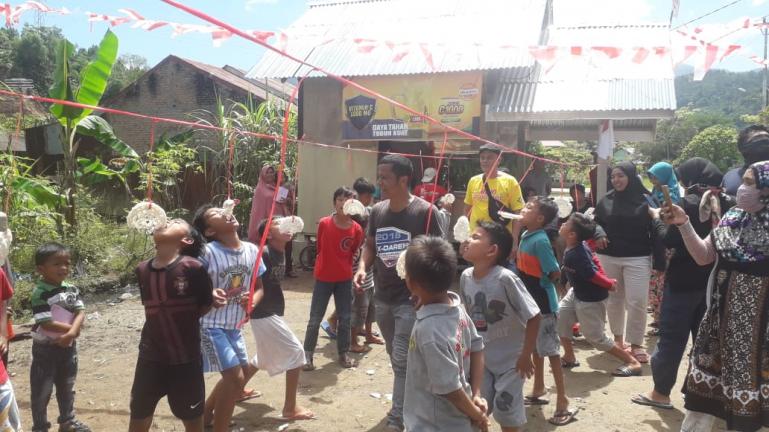 Kegembiraan anak-anak di Perumahan Villa Bukit Gading Permai IV Kelurahan Sungai Sapih saat rayakan HUT RI ke-75,beberapa hari lalu. (Dok : Istimewa)