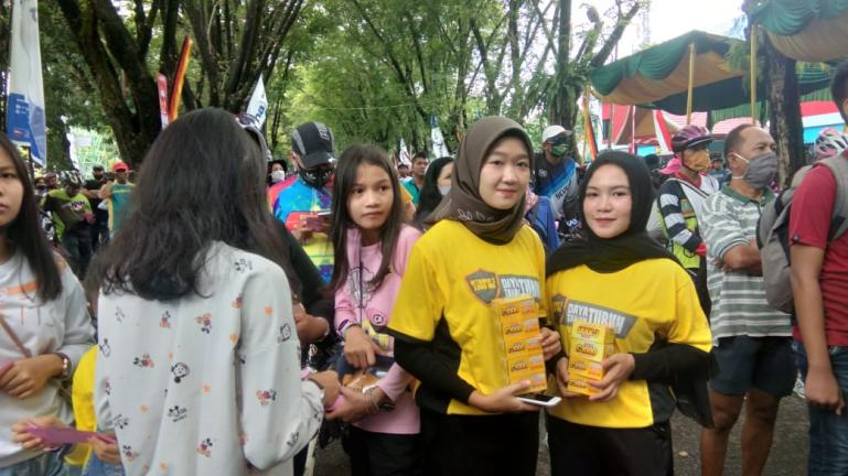 Dua SPG PT Bintang Toedjoe mempromosikan Joss C-1000 saat Gowes Siti Nurbaya Adventure, Minggu (16/8) lalu. (Dok : Istimewa)