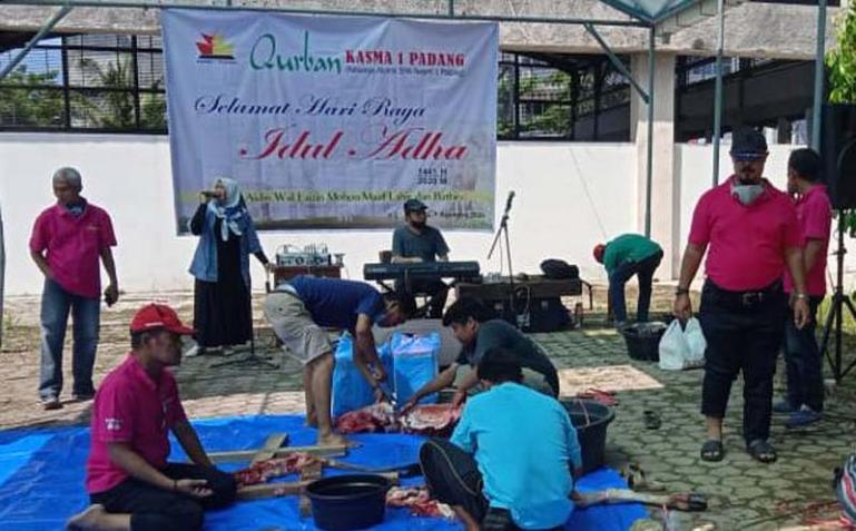 Saat pengurus KASMA 1 Padang melaksanakan kurban di sekolah tempat mereka belajar dulunya, Sabtu (1/8). (Dok : Istimewa)