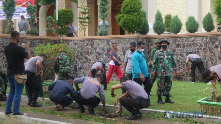 Bakti sosial bersama personel Kodim 0311/Painan dan anggota Polres Pessel saat bersihkan lingkungan Masjid Akbar Baiturahman Painan, Minggu (16/8). (Foto : Snm)