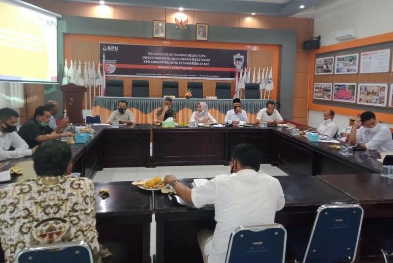 Saat pertemuan Komisi I DPRD Sumbar dengan KPU Sumbar terkait persiapan Pilgub, Senin (24/8). (Dok : Istimewa)